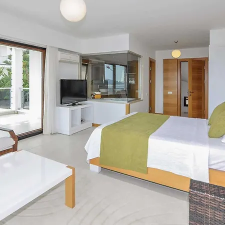 Sleeps 6 Air Con Wifi Villa
